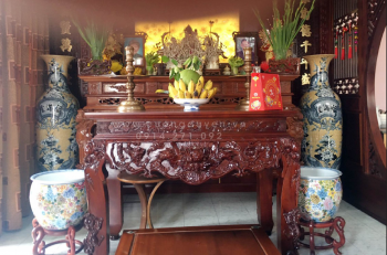 Bàn thờ gần cửa chính có sao không
